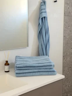 Badehåndklæde Striber i Blå (70x140cm)