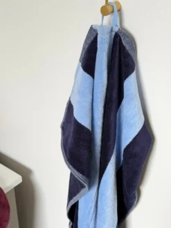 Badehåndklæde Striber i Navy/Lyseblå (70x135cm)