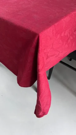 Basic & More Dug METTE i Jacquard Kirsebær Rød (140x270cm)