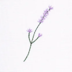 Dug m. Broderet Blomst i Hvid (140x270cm)