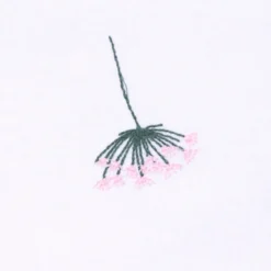 Dug m. Broderet Blomst i Hvid (140x270cm)