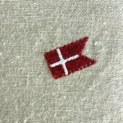 Dug m. Broderet Dansk Flag i Beige (Ø160cm)