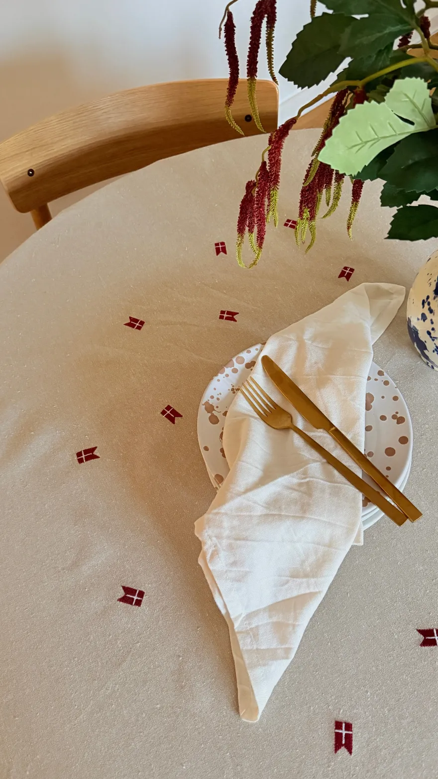 Dug m. Broderet Dansk Flag i Beige (Ø160cm)