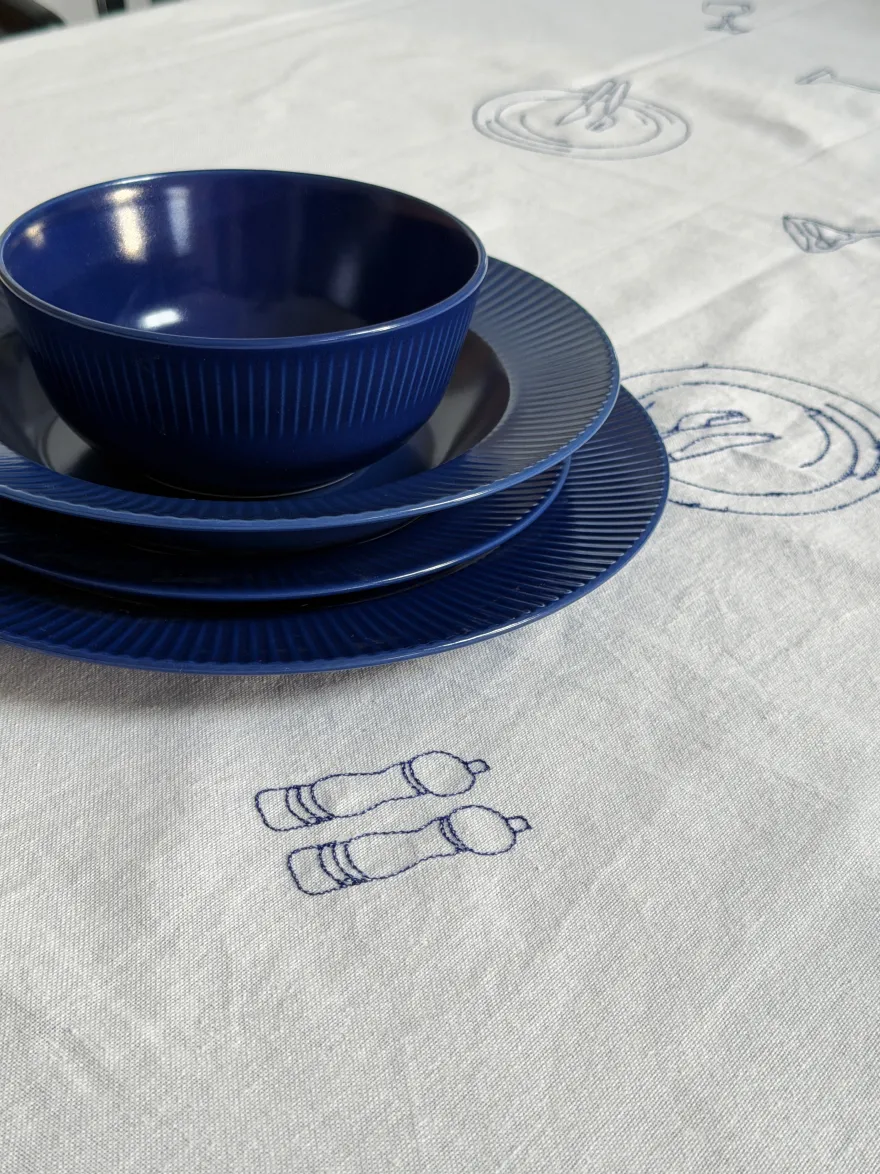 Dug MIA m. Blå Broderet Service i Hvid (140x270cm)