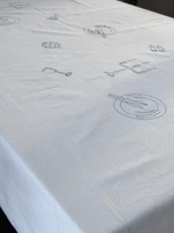 Dug MIA m. Blå Broderet Service i Hvid (140x270cm)