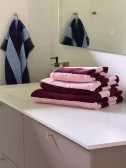 Håndklæde Striber Rosa/Bordeaux (80x150cm)