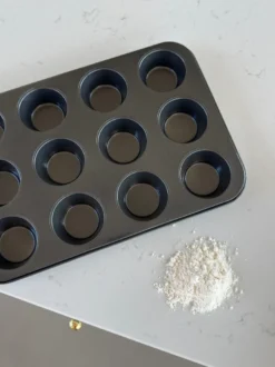 Muffinform til 12 Muffins i Mørkegrå (38,5x27x3cm)