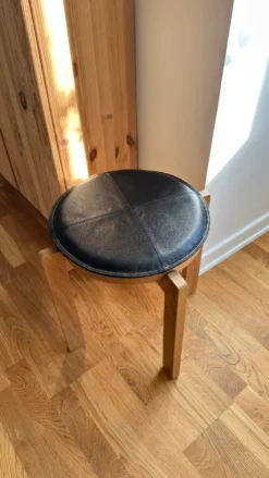 Rund Skindpude i Sort (Ø38cm)