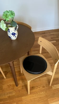 Rund Skindpude i Sort (Ø38cm)