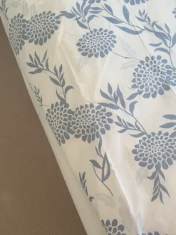 Sengetøj Blomster i Hvid/Blå (140x200cm)