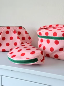 Toilettaske m. Prikker i Pink (21x14x14cm)