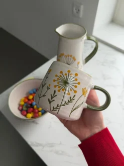 Vandkaraffel GANI m. Markblomster i Creme (1,2L)