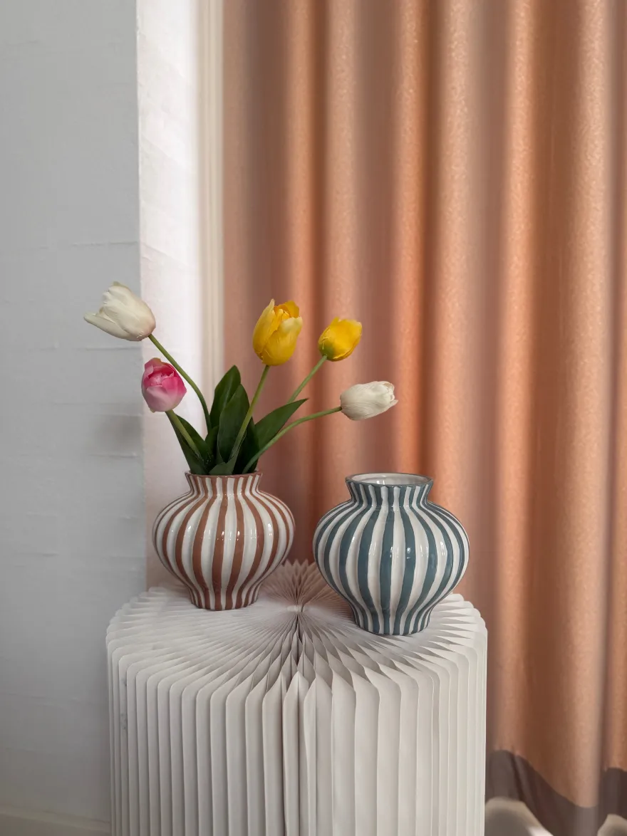 Vase BETSY i Grå/Grøn Stribe (Ø14,7x13,5cm)