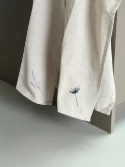 Viskestykke m. Broderet Lavendel i Camel Beige (50x70cm)