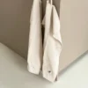 Viskestykke m. Broderet Skærmblomst i Camel Beige (50x70cm)