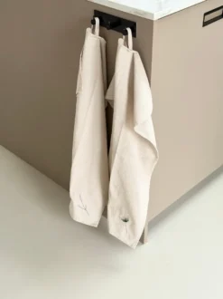 Viskestykke m. Broderet Skærmblomst i Camel Beige (50x70cm)