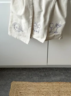 Viskestykke m. Tallerken Broderi (50x70cm)